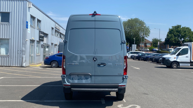 Mercedes-Benz Sprinter 319Cdi L2 Diesel Rwd 3.5t H2 Pro Van 9G-Tronic - Image 11